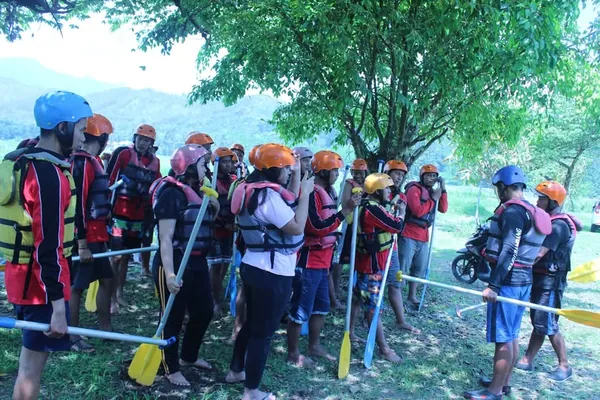 Sesi pengarahan keamanan dan teknis rafting oleh instruktur profesional Nila Productions