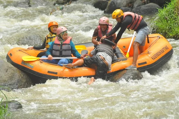 Fasilitas perlengkapan rafting standar internasional yang menjamin keamanan peserta