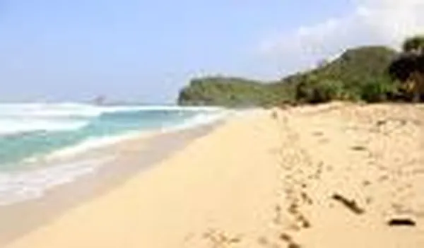 Eksotisme Pantai Goa Cina dengan hamparan pasir putih yang luas, cocok untuk area Fun Game keluarga