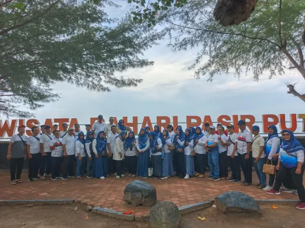 Keseruan sesi Beach Fun Game di hamparan pasir putih yang luas untuk melatih kekompakan keluarga