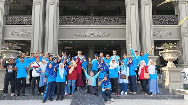 Aktivitas outbound kelompok di tepi pantai dengan suasana yang rindang dan udara laut yang segar