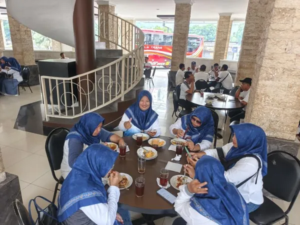 Menikmati berbagai wahana water sport seru seperti Banana Boat di kawasan wisata Utama Raya