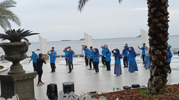 Fasilitas rest area dan cafe estetik tepi laut yang menawarkan kenyamanan maksimal bagi peserta gathering