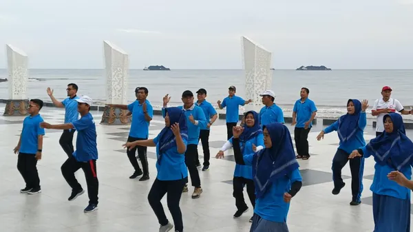 Momen santai keluarga besar menikmati pemandangan laut utara yang tenang dan bersih di Situbondo
