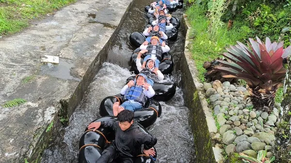 Aksi seru River Tubing menembus aliran sungai jernih di lereng Gunung Lawu yang memacu adrenalin