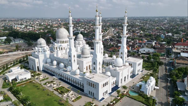 Harmoni wisata religi dan alam: Liburan keluarga besar yang menyegarkan jiwa dan raga