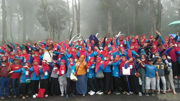 Keseruan rombongan menikmati wahana speedboat membelah jernihnya air Telaga Sarangan