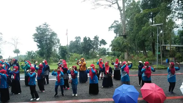 Sesi foto bersama keluarga besar Nila Productions dengan latar belakang panorama pegunungan Lawu