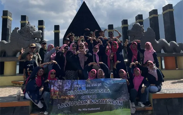 Suasana santai peserta gathering menikmati udara segar di tengah hutan pinus Genilangit