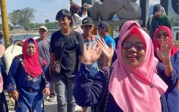 Momen kebersamaan tak terlupakan dalam Paket Wisata Magetan: Alam, Foto, dan Kegembiraan