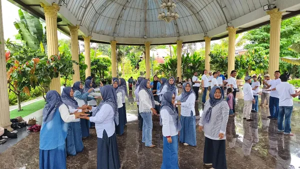 Aktivitas Fun Game keluarga yang interaktif di bawah naungan pohon coklat yang teduh