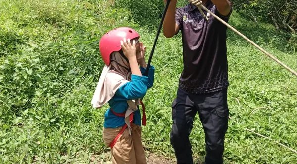 Uji keberanian keluarga dengan wahana Flying Fox di tengah sejuknya alam Bhakti Alam