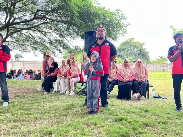 Siswa berdoa bersama dipimpin instruktur untuk keselamatan dan kelancaran kegiatan outbound