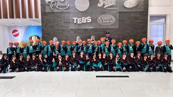 Rombongan siswa sekolah berfoto bersama sebelum memulai kegiatan kunjungan pabrik dan outbound
