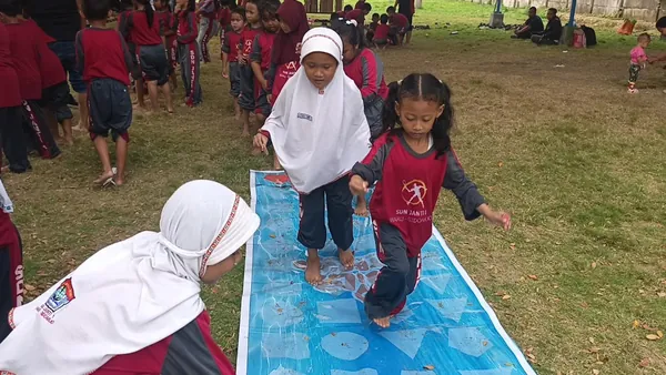 Kegiatan fun games outbound untuk melatih kerjasama tim dan kekompakan siswa