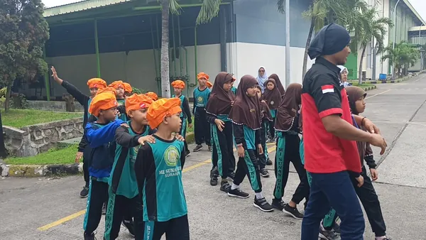 Siswa melakukan observasi keliling pabrik untuk mempelajari proses produksi secara langsung