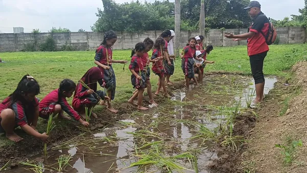 Edukasi alam dengan kegiatan menanam pohon untuk melatih kepedulian lingkungan pada anak