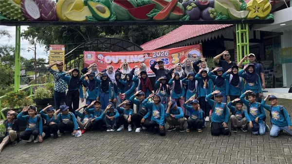 Dokumentasi keceriaan peserta trip edukasi Nila Productions di depan kebun buah