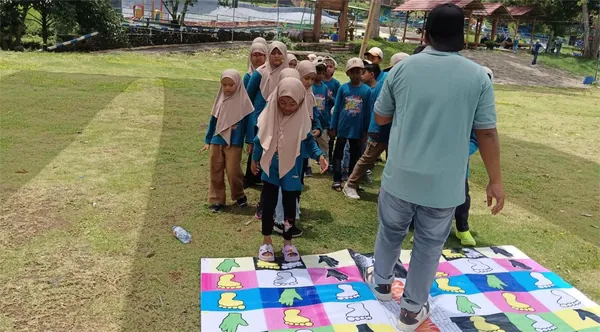 Keseruan outbound fun games untuk meningkatkan kekompakan dan kerjasama tim siswa