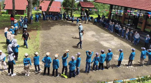 Sesi ice breaking yang ceria dipandu instruktur outbound profesional
