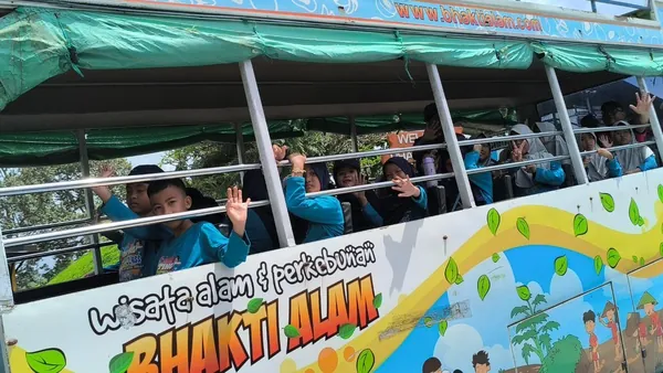 Eksplorasi kebun: Siswa berkeliling perkebunan buah tropis menggunakan kereta wisata