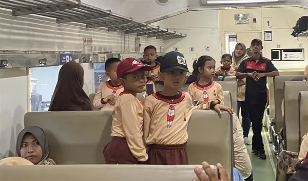 Siswa sekolah belajar tentang sejarah dan teknologi transportasi di Saygon Waterpark