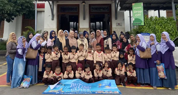 Momen rombongan sekolah menikmati fasilitas edukasi dirgantara