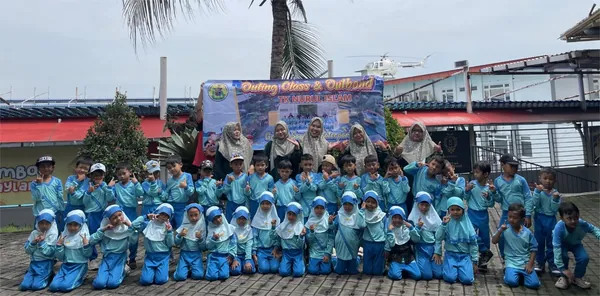 Foto rombongan besar sekolah di spot ikonik pesawat Saygon Waterpark