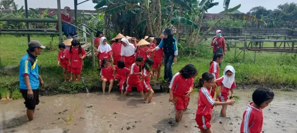 Kegiatan luar ruangan siswa sekolah dengan latar belakang ikon kebaharian