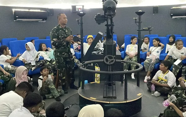 Menonton pertunjukan tata surya dan simulasi rasi bintang di Planetarium