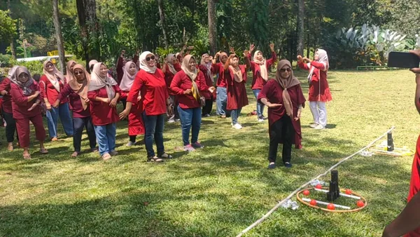 Keseruan outbound fun games di area terbuka dengan latar belakang pegunungan Malang