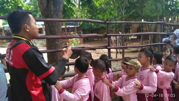 Eksplorasi geologi: Siswa menelusuri keindahan stalaktit dan stalagmit di dalam Gua Maharani
