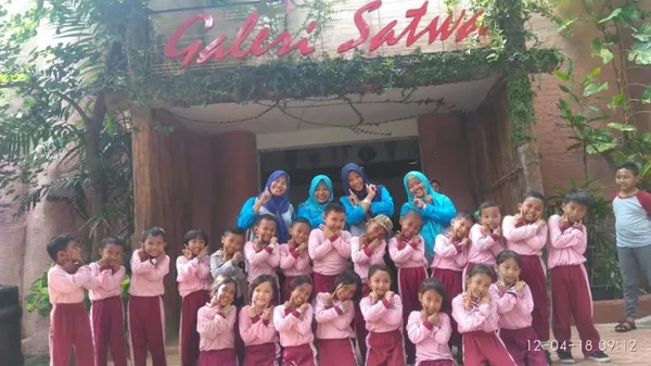 Siswa belajar tentang proses pembentukan batuan alam secara langsung di lokasi gua