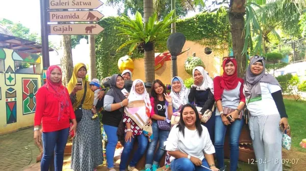 Spot foto rombongan sekolah di landmark ikonik WBL untuk kenang-kenangan