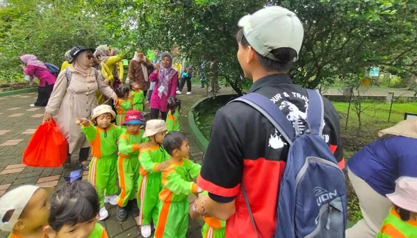 Mengenal berbagai spesies bunga tropis di area taman bunga Batu Love Garden
