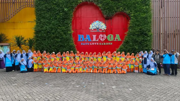 Foto bersama rombongan sekolah saat trip edukasi reguler ke Baloga bersama Nila Productions