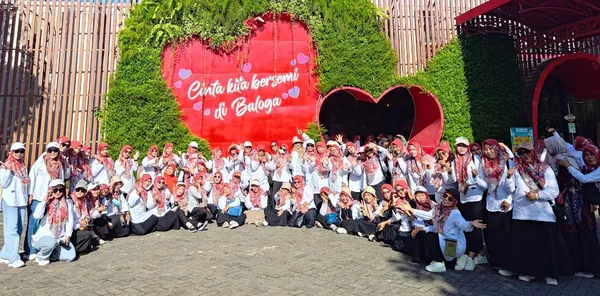 Momen kebersamaan rombongan sekolah di kawasan wisata edukasi Kota Batu