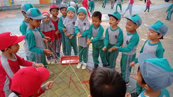 Momen pembentukan leadership siswa melalui simulasi permainan lapangan