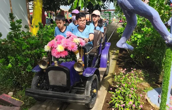 Siswa menikmati salah satu dari 5 wahana pilihan ikonik di Batu Love Garden