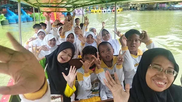 Pendampingan intensif oleh instruktur outbound selama kegiatan berlangsung