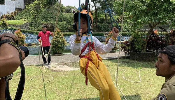 Aksi keberanian siswa saat mencoba wahana Flying Fox dengan standar keamanan tinggi