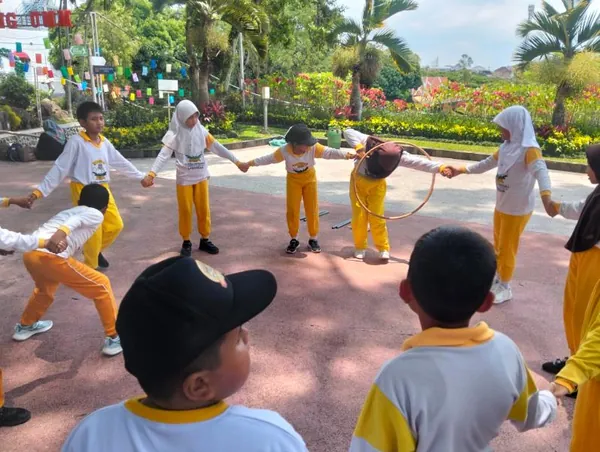 Keceriaan rombongan saat memasuki area kolam renang legendaris Sengkaling