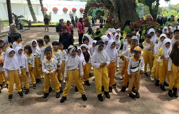 Petualangan Water Tubing Sengkaling: Siswa mengarungi arus sungai dengan ban dan perlengkapan safety