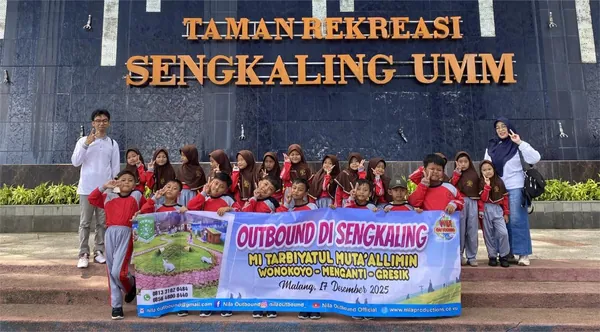 Ice breaking outbound: Suasana ceria siswa saat mengikuti instruksi trainer di Sengkaling