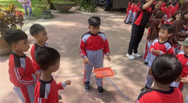 Tantangan Flying Fox: Melatih mental dan kepercayaan diri siswa dari ketinggian