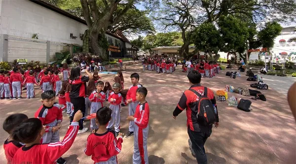 Kekompakan kelompok rombongan sekolah saat melewati rintangan outbound fisik
