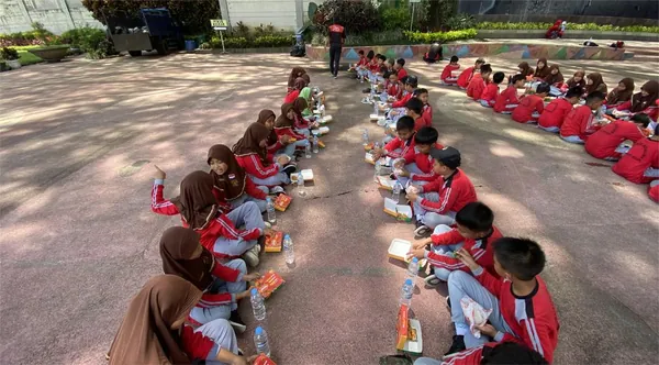 Siswa menggunakan jaket pelampung dan helm standar rescue untuk keamanan Water Tubing