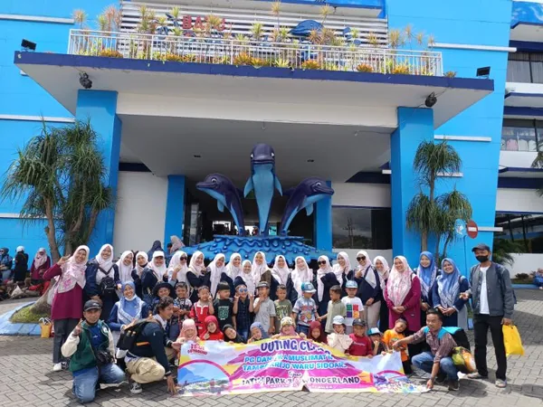 Pendampingan intensif oleh crew Nila Productions di area wisata air untuk keamanan siswa