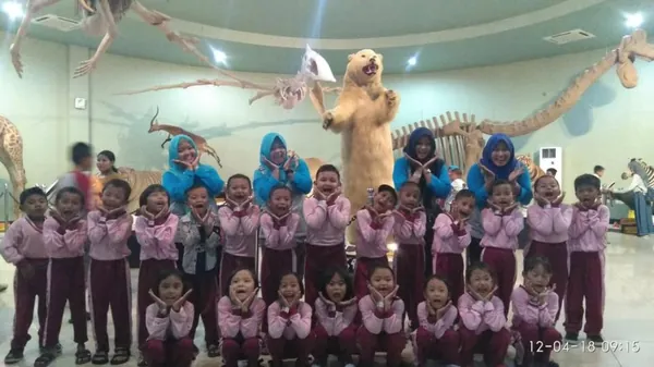 Keceriaan siswa menikmati wahana permainan tepi pantai di WBL bersama Nila Productions